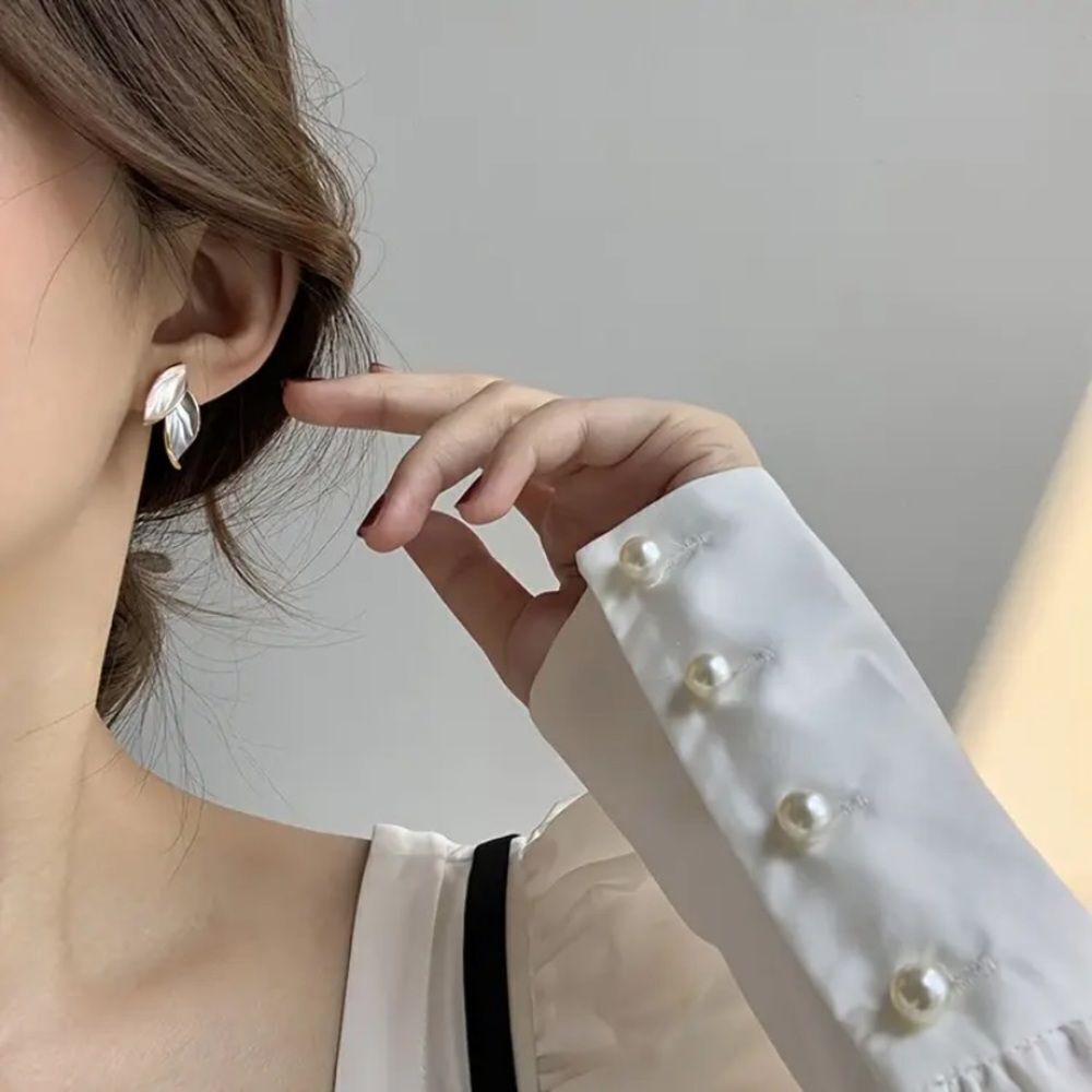 ✨🆕✨ Elegant Chic Minimalist Leaf Stud Earrings✨ - Picture 4 of 9